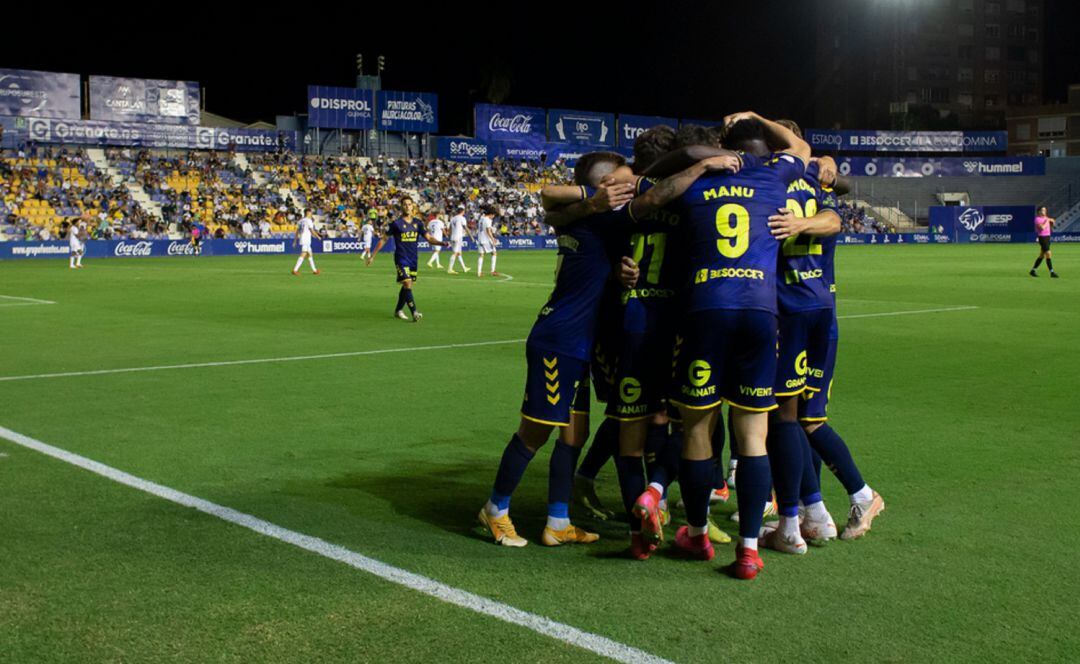 La plantilla del UCAM celebrando un gol