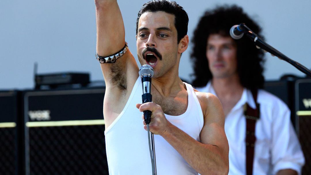 Fotograma de "Bohemian Rhapsody" amb l'actor Rami Malek, interpretant a Freddy Mercury, durant el mític concert LiveAid.