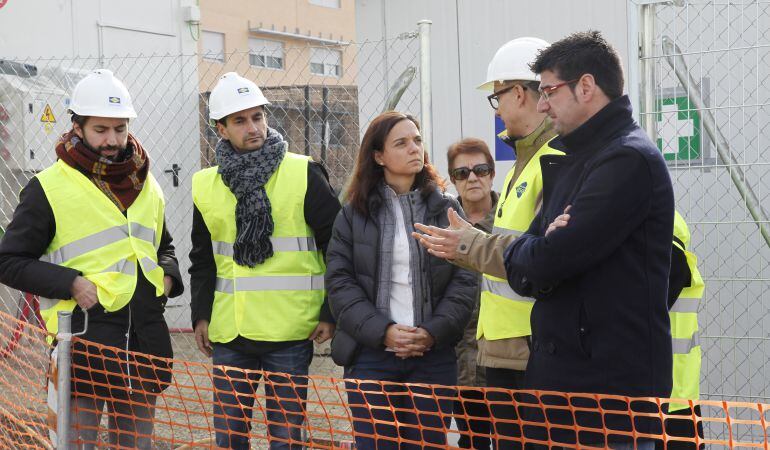 La alcaldesa Sara Hernández y el concejal de Educación Álvaro Gómez, durante una visita a las obras del colegio de Los Molinos en una imagen de archivo