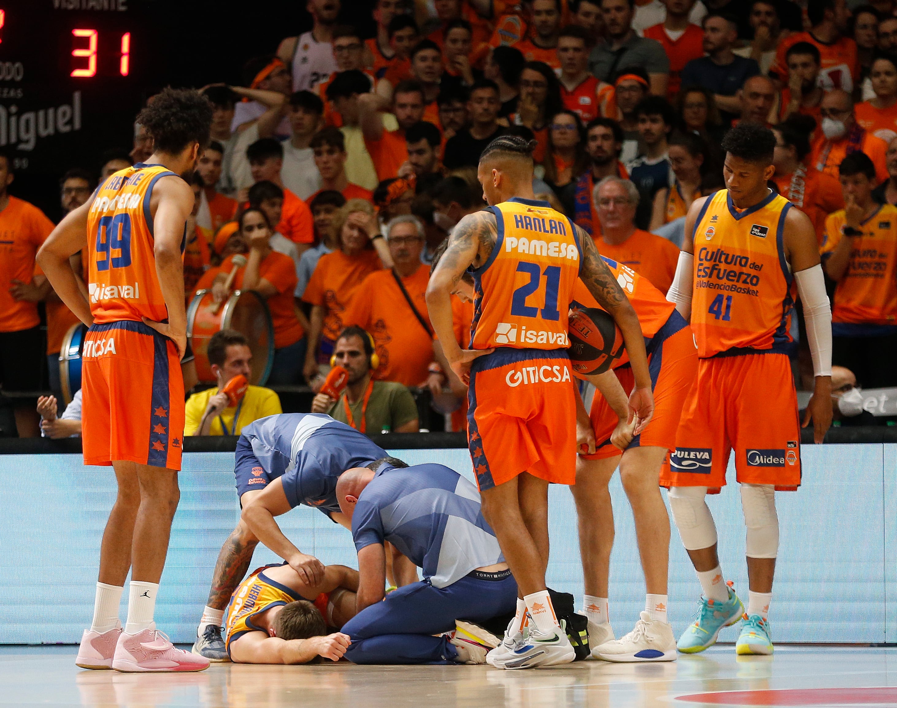 VALENCIA, 30/05/2022.- El jugador islandés de Valencia Basket, Martin Hermannsson, atendido tras sufrir una lesión en la rodilla que le ha impedido terminar el encuentro que han disputado frente a Baskonia en el pabellón de la Fuente San Luis de Valencia.