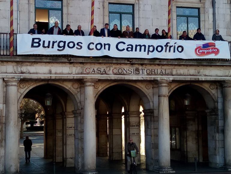 Representantes municipales, sindicales y de Campofrío en el balcón de la casa consistorial burgalesa