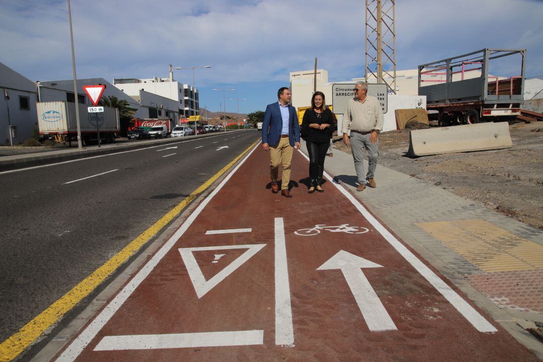 El consejero de Obras Públicas del Cabildo de Lanzarote, Jacobo Medina, comprobando el estado de las obras junto a la alcaldesa de Arrecife, Ástrid Pérez.