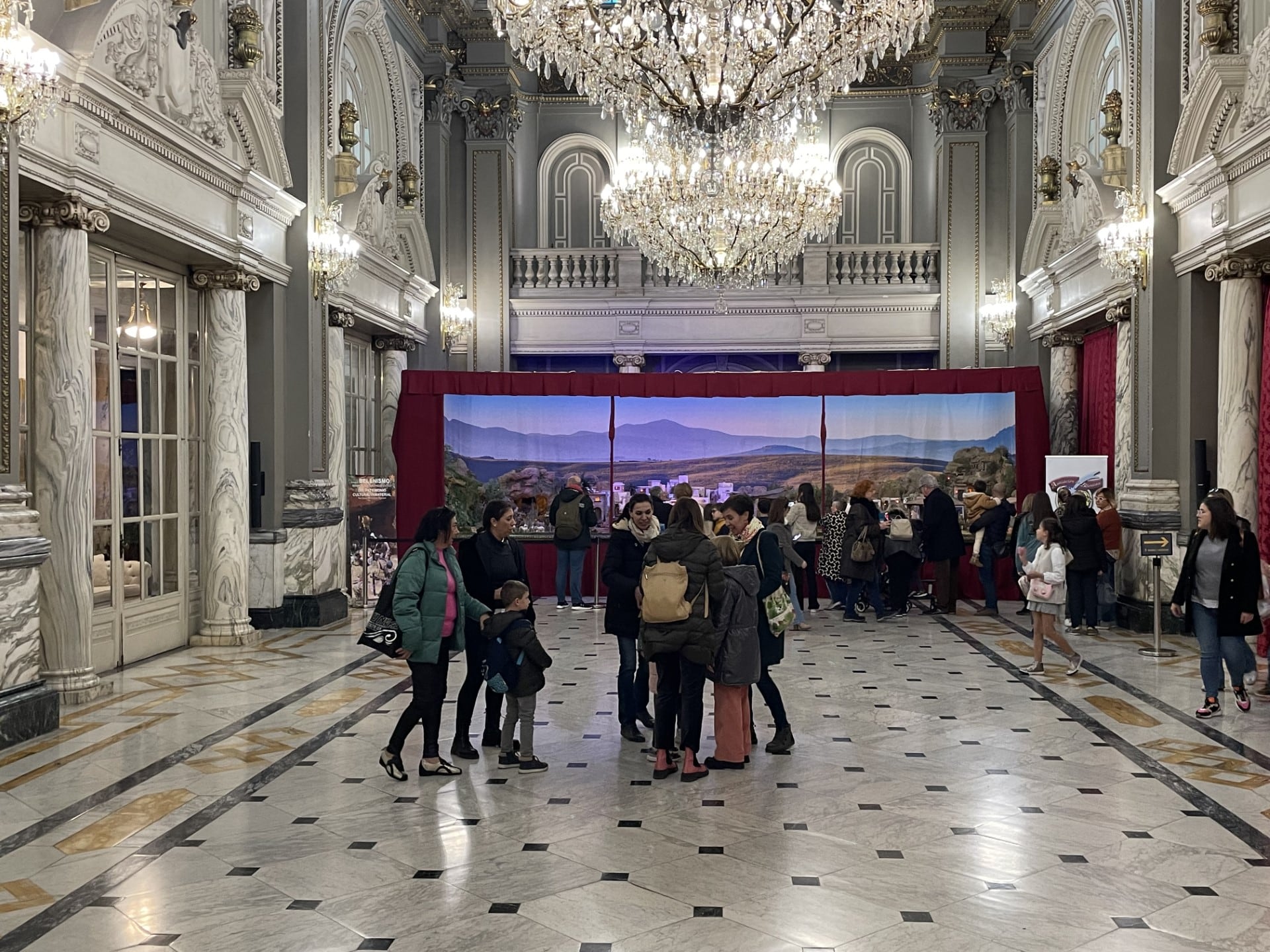 Visitantes acceden al Belén instalado en el Salón de Cristal del Ayuntamiento de València