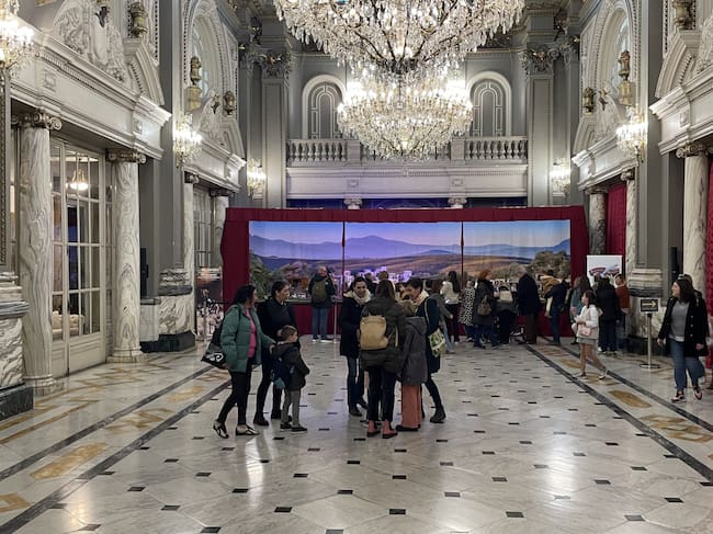 Visitantes acceden al Belén instalado en el Salón de Cristal del Ayuntamiento de València