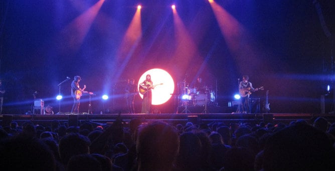 Amaral durante su vibrante actuación en el Sonorama 2014