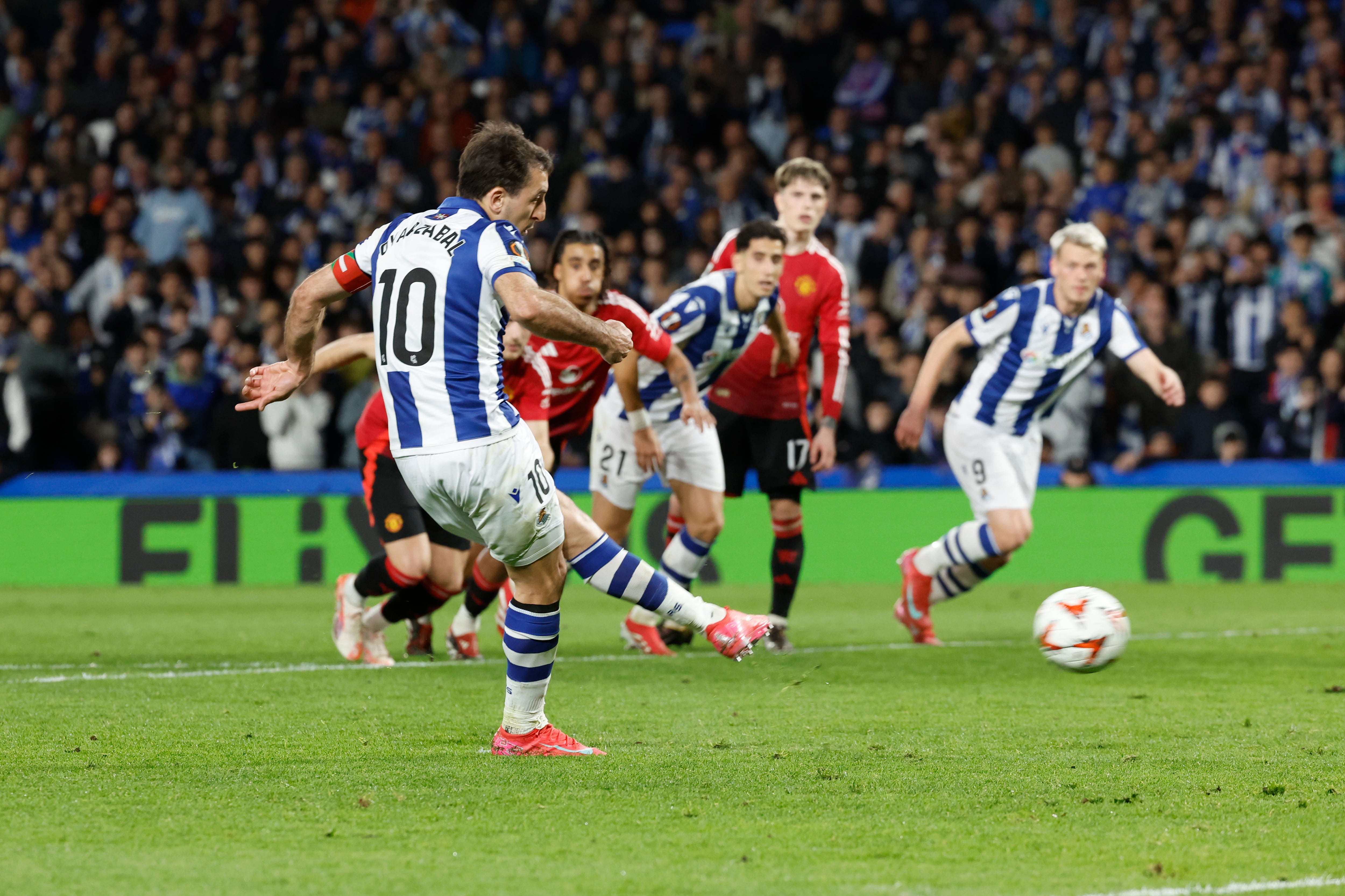 SAN SEBASTIÁN (PAÍS VASCO), 06/03/2025.- El delantero de la Real Sociedad Mikel Oyarzabal lanza el penalti para marcar el primer gol del equipo donostiarra durante el primer partido de octavos de final de la Liga Europa que enfrenta a la Real Sociedad y al Manchester United, este jueves en el Real Arena de San Sebastián. EFE/ Javier Etxezarreta
