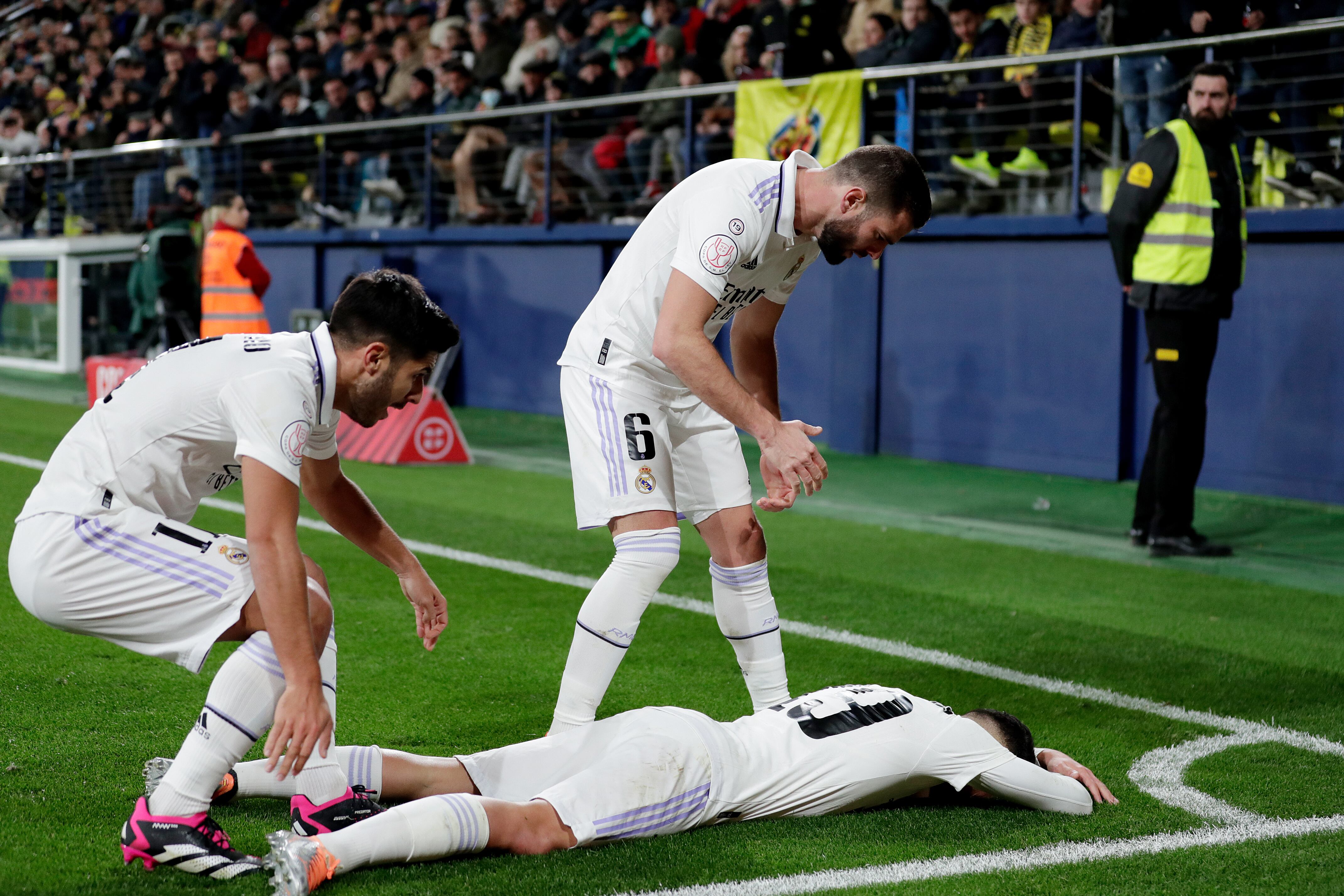 Marco Asensio, Nacho Fernández y Dani Ceballos celebran el último gol