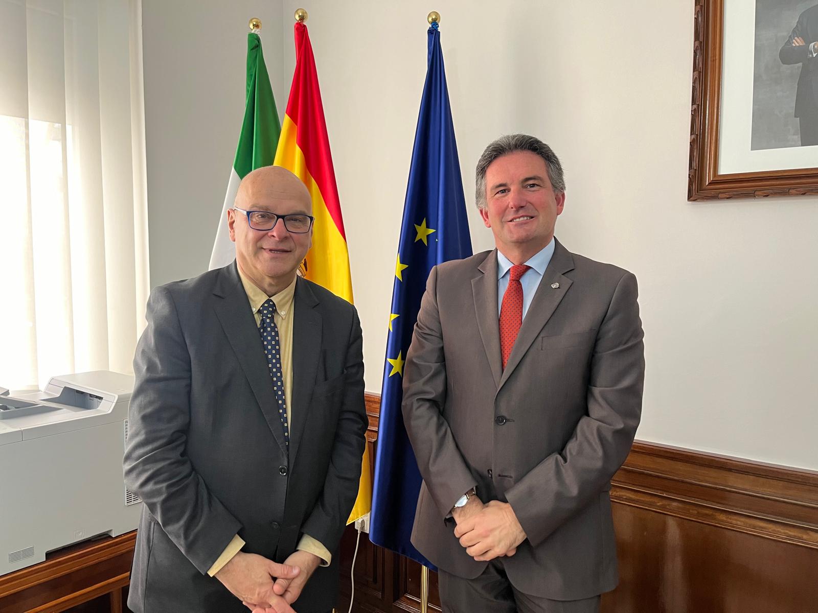 El subdelegado del Gobierno de España en Jaén, Manuel Fernández, junto al director de la DGT en Jaén, Juan Diego Ramírez.