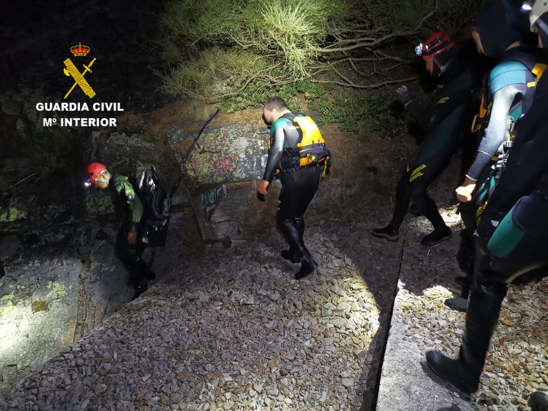 El Grupo Especial de Actividades Subacuáticas de la Guardia Civil durante el rescate.