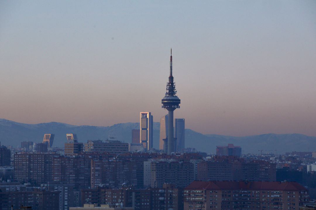 Archivo - Capa de contaminación sobre la ciudad desde el Cerro del Tío Pío en Madrid (España).