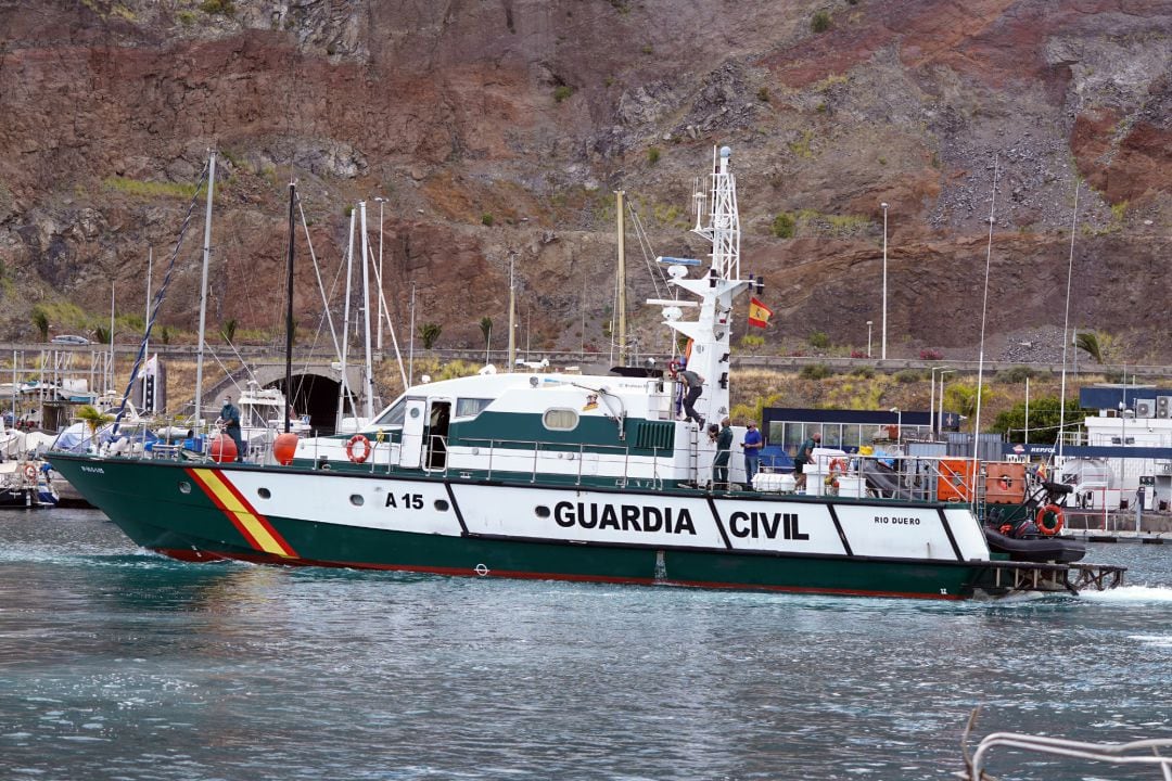 Efectivos policiales durante la búsqueda de Tomás Gimeno y sus hijas, a 1 de mayo de 2021, en Santa Cruz de Tenerife, Islas Canarias (España). El Juzgado de Primera Instancia e Instrucción número 3 de Güímar ha dictado una orden internacional de búsqueda