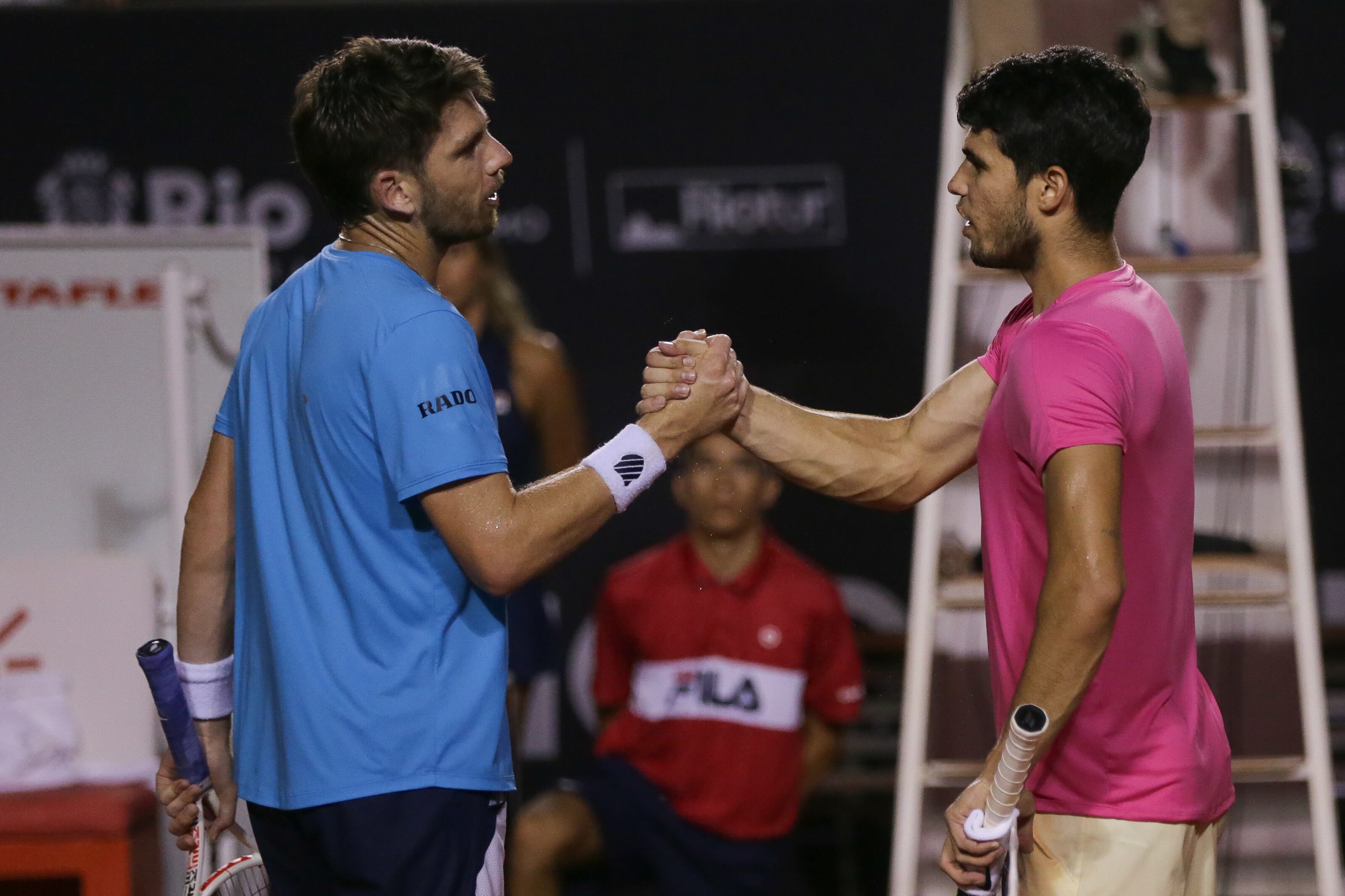 El tenista inglés Cameron Norrie (i) saluda al español Carlos Alcaraz, durante la final del Rio Open  del ATP 500, en Río de Janeiro (Brasil).