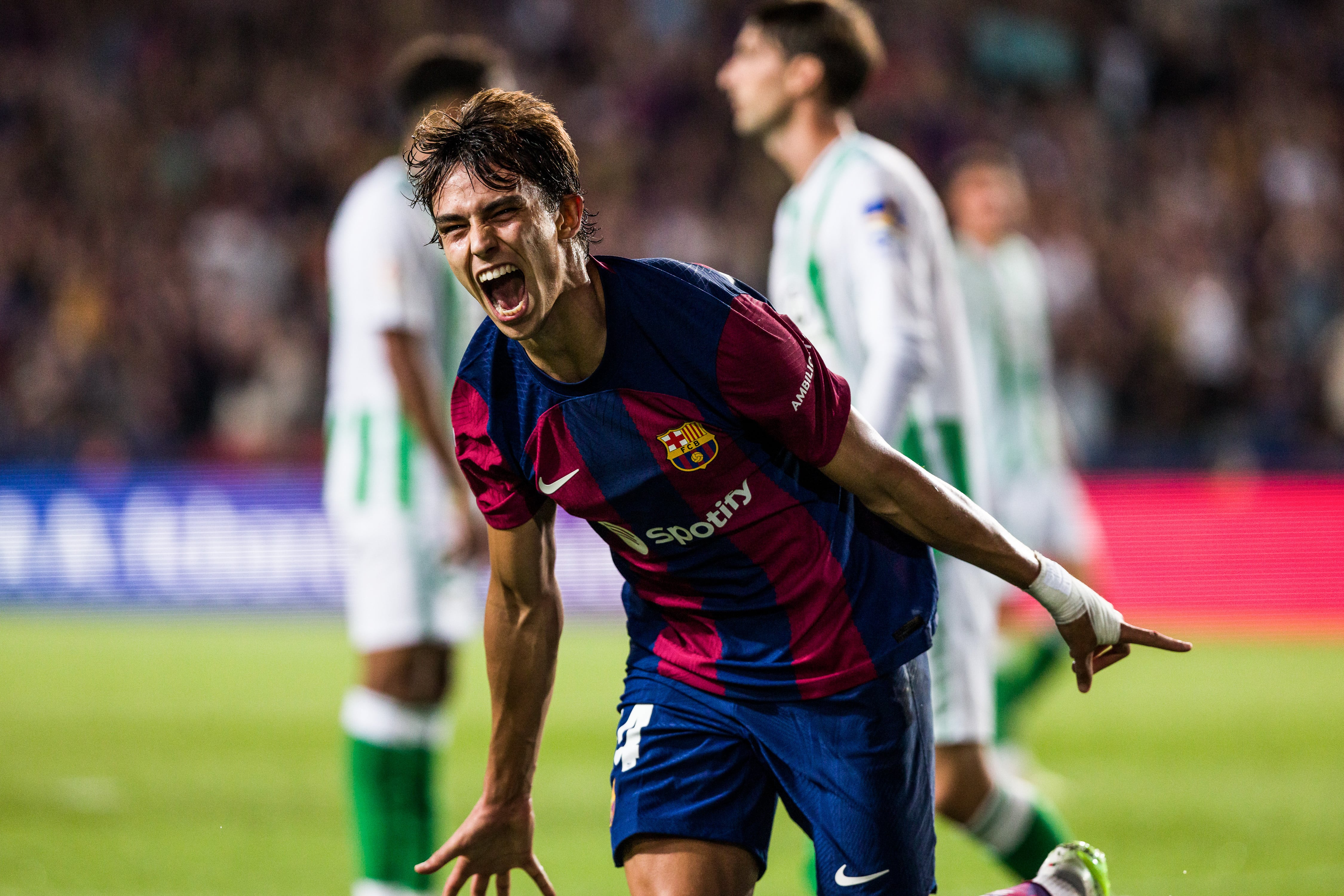 Joao Félix celebra su gol en el debut en el FC Barcelona antes el Betis