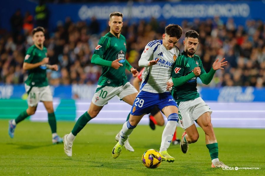 Álvaro Sanz pugna con un rival en el Zaragoza-Racing jugado en La Romareda (foto: LaLiga Hypermotion)