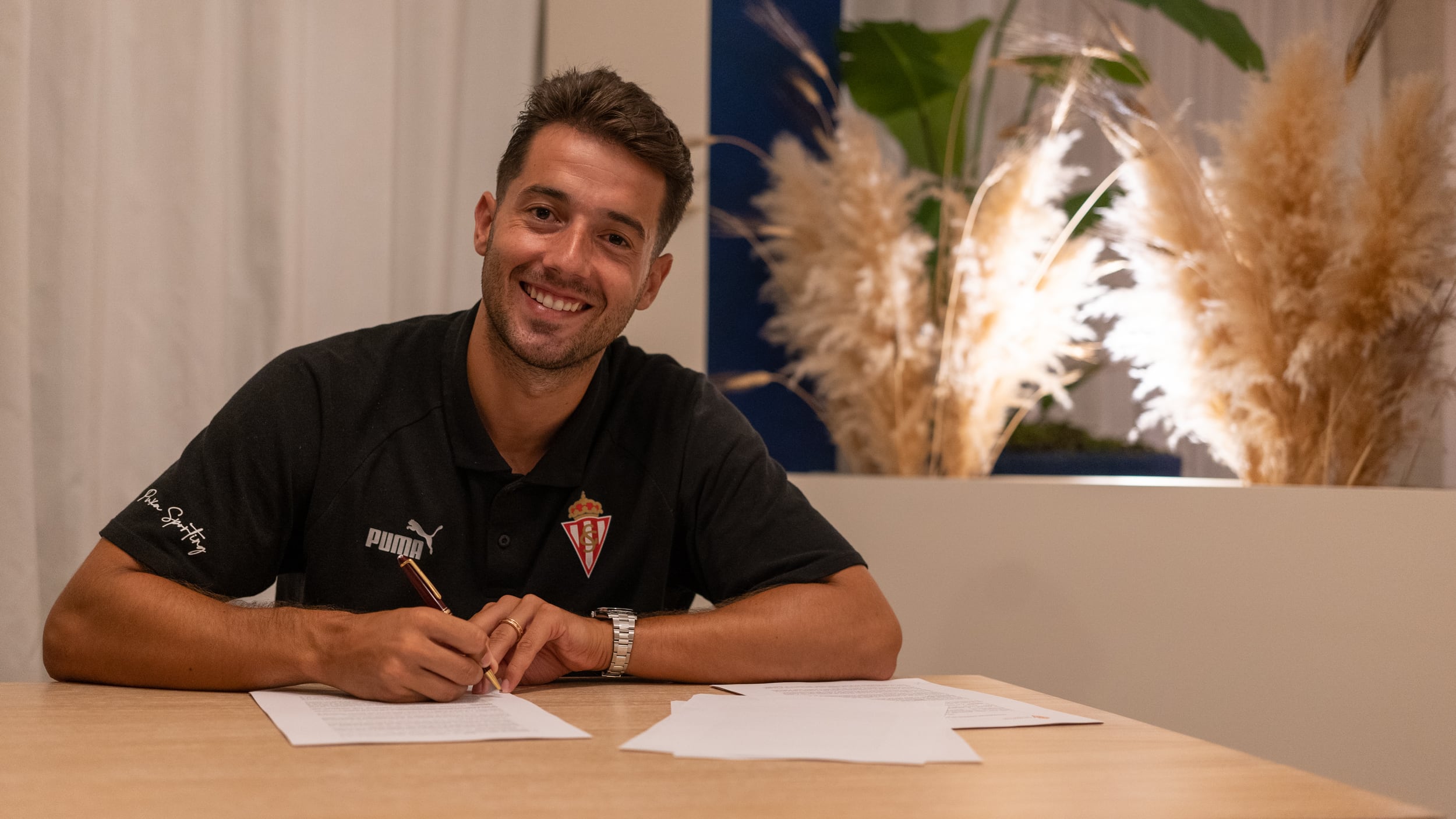 Jony firma su nuevo contrato con el Sporting.