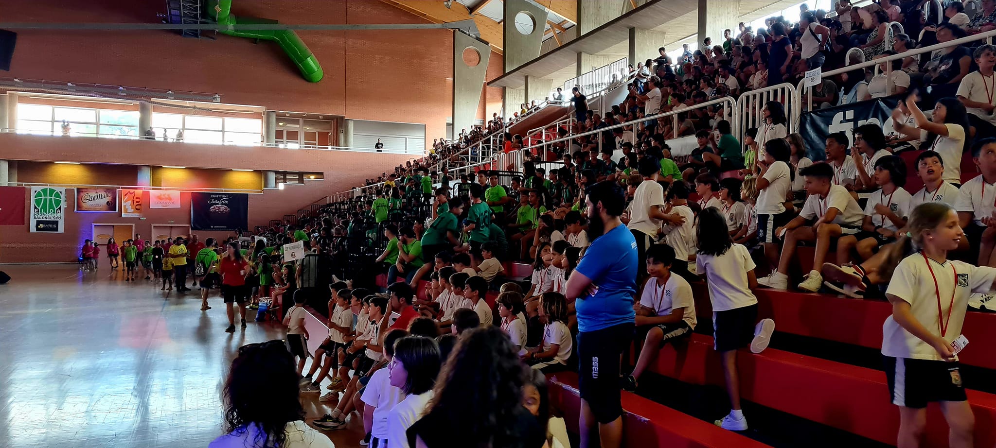 Excelente ambiente en las gradas del Ciudad de Elda - Florentino Ibáñez