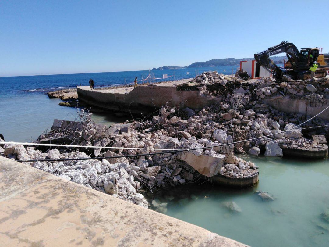 Trabajos de demolición del puente de Triana, en Xàbia.