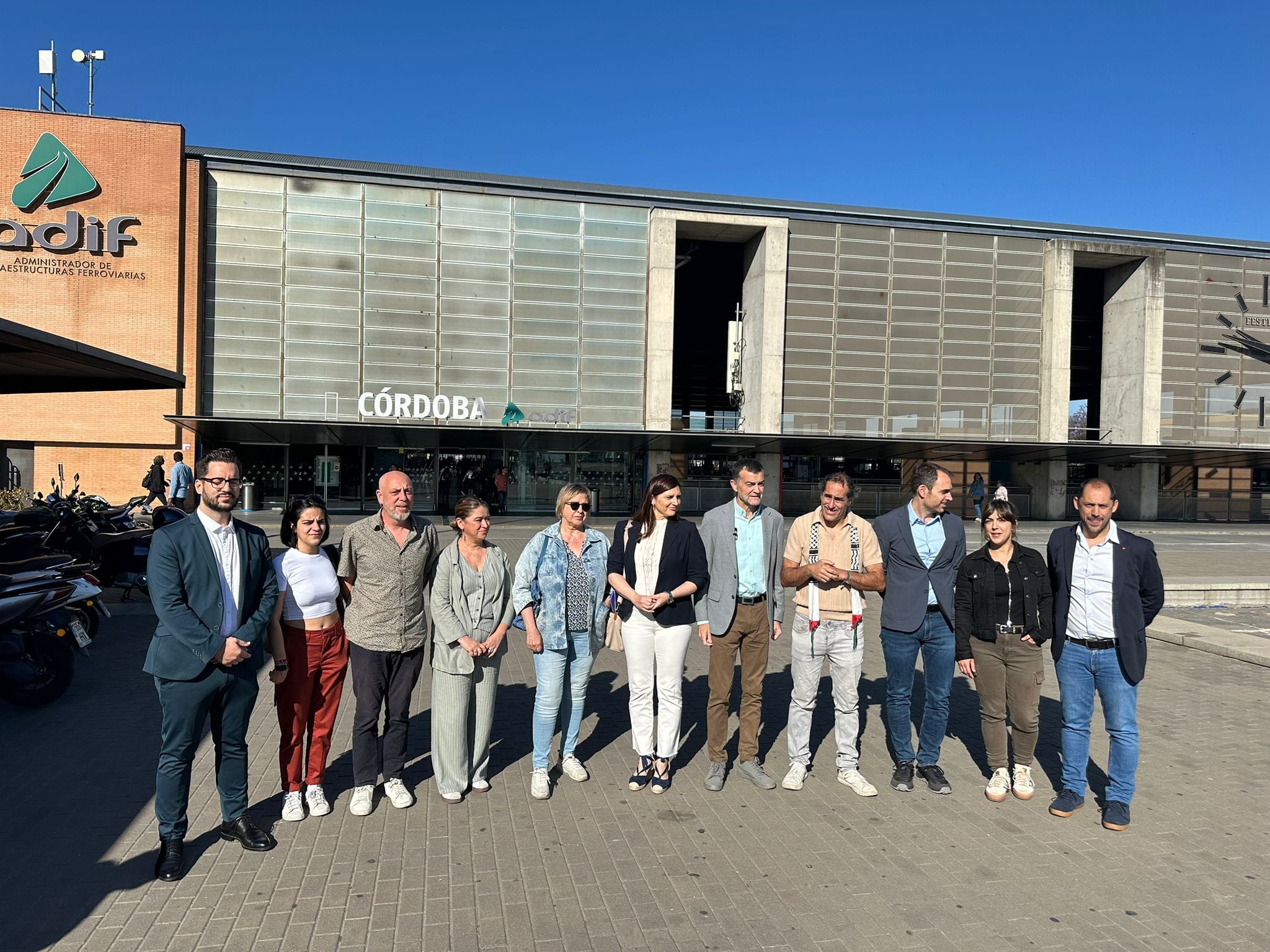 Ana Anguita junto a Agustina Martín, viuda del exalcalde de Córdoba (en el centro), junto a los representantes de IU. Esta mañana ante la estación de trenes de Córdoba.
