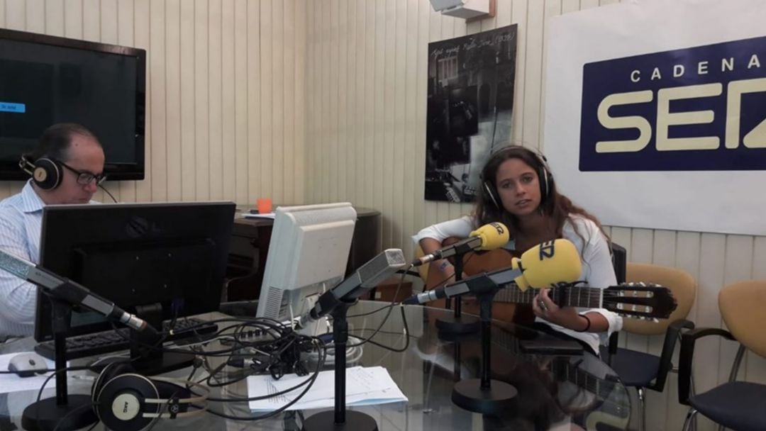 Inés Benjumeda, durante su actuación en el programa Hoy por Hoy de Radio Jerez