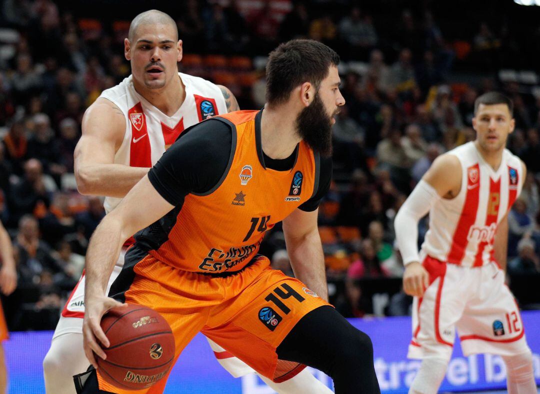 El jugador del Valencia Basket, Bojan Dubljevic (14) junto a Mark Zirbes, del Crvena Zvezda, durante el partido correspondiente a la Eurocopa jugado hoy en Valencia.