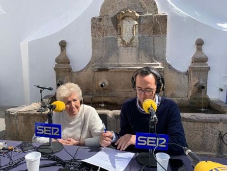 Mari León, vecina de la plaza de la Fuenseca y José María Martín
