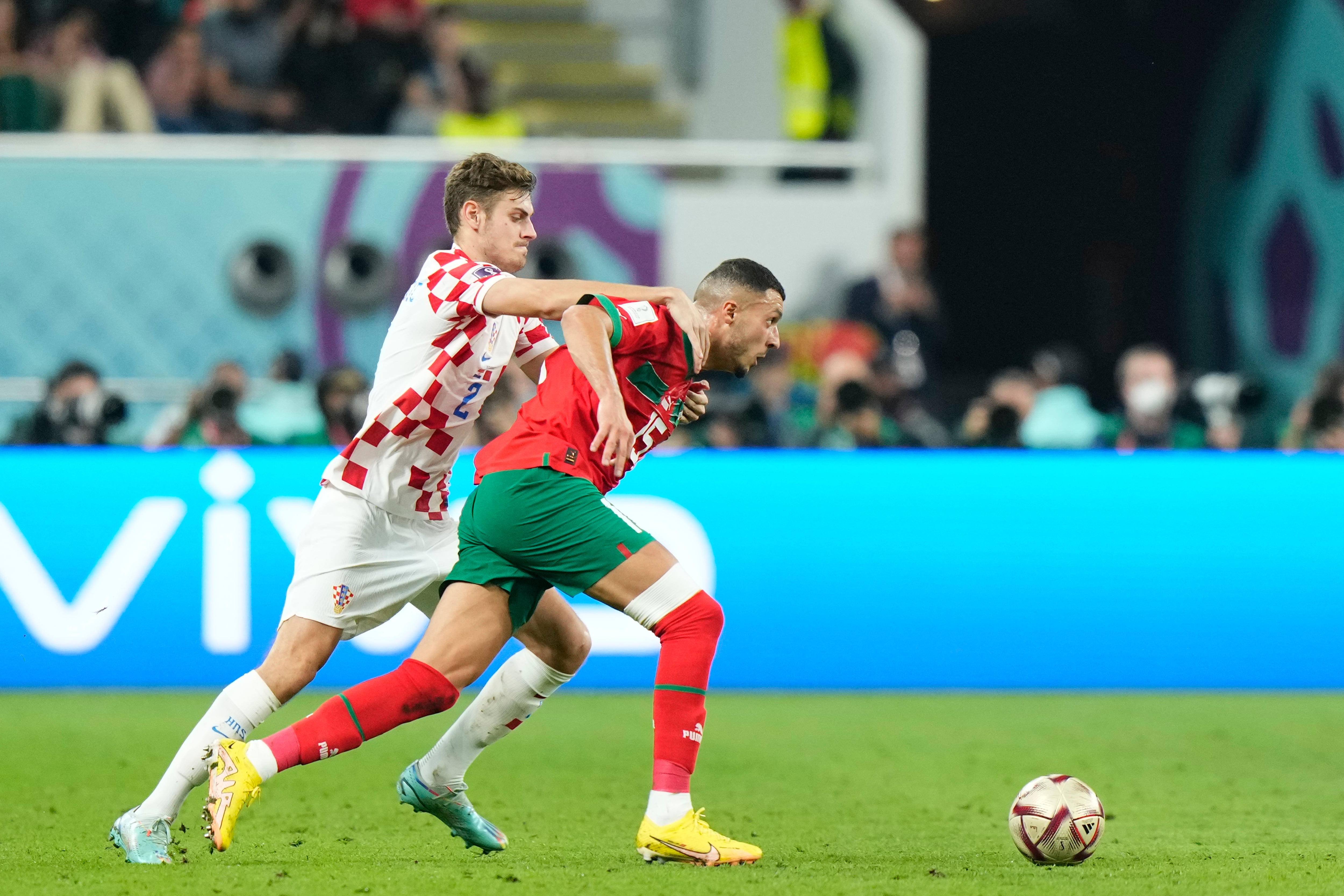 Selim Amallah en el partido entre Marruecos y Croacia por el tercer y cuarto puesto del Mundial de Qatar, junto a Josip Stanisic.