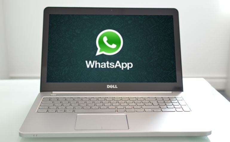 Logotipo de WhatsApp en la pantalla de un ordenador portátil