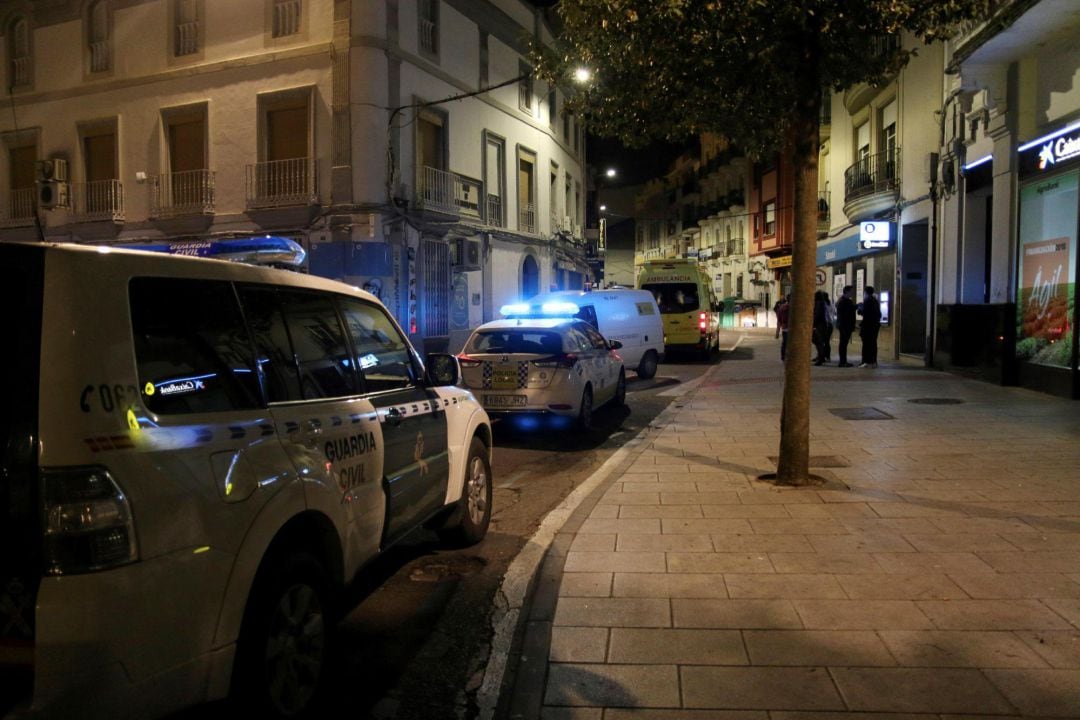 Dos vehículos de la Guardia Civil, Policía Local y una ambulancia en la Plaza de España de la localidad pacense de Don Benito donde ocurrieron los hechos