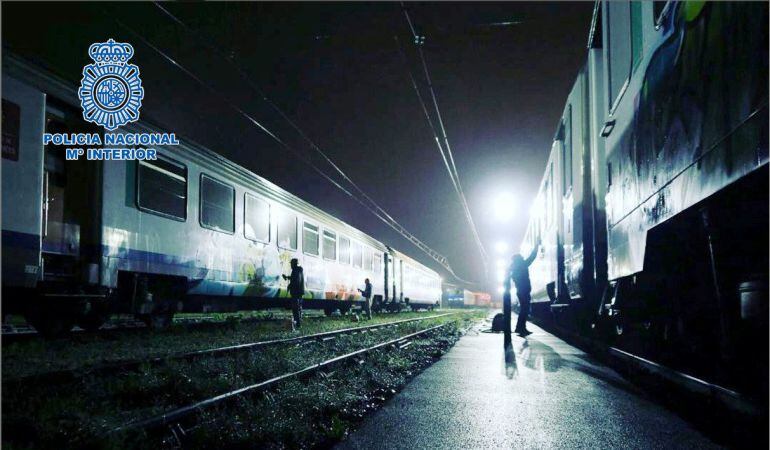 Imagen facilitada por la Policía Nacional de los cinco grafiteros que causaron daños en trenes y estaciones