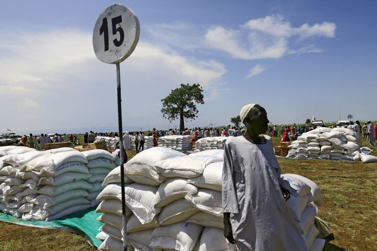 A man waits to receive food provided by the United Nations&#039; World Food Programme (WFP) during a visit by a European Union delegation, at an Internally Displaced Persons (IDP) camp in Azaza, east of Ad Damazin, capital of Blue Nile state, Sudan October 21,