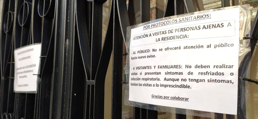 Cartel colocado a las puertas de una residencia de ancianos de la capital durante la pandemia.