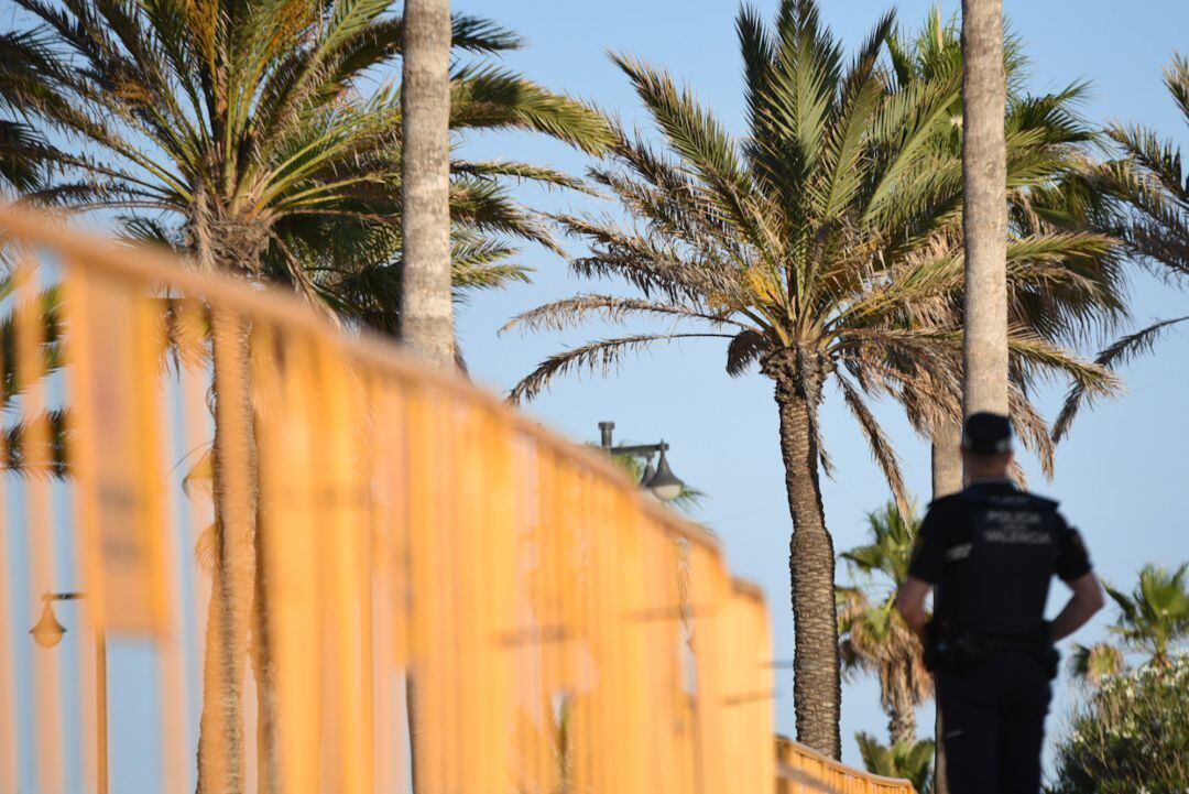 Un agente de la Policía Local, durante el desalojo de la playa de la Malvarrosa en València por la festividad de San Juan