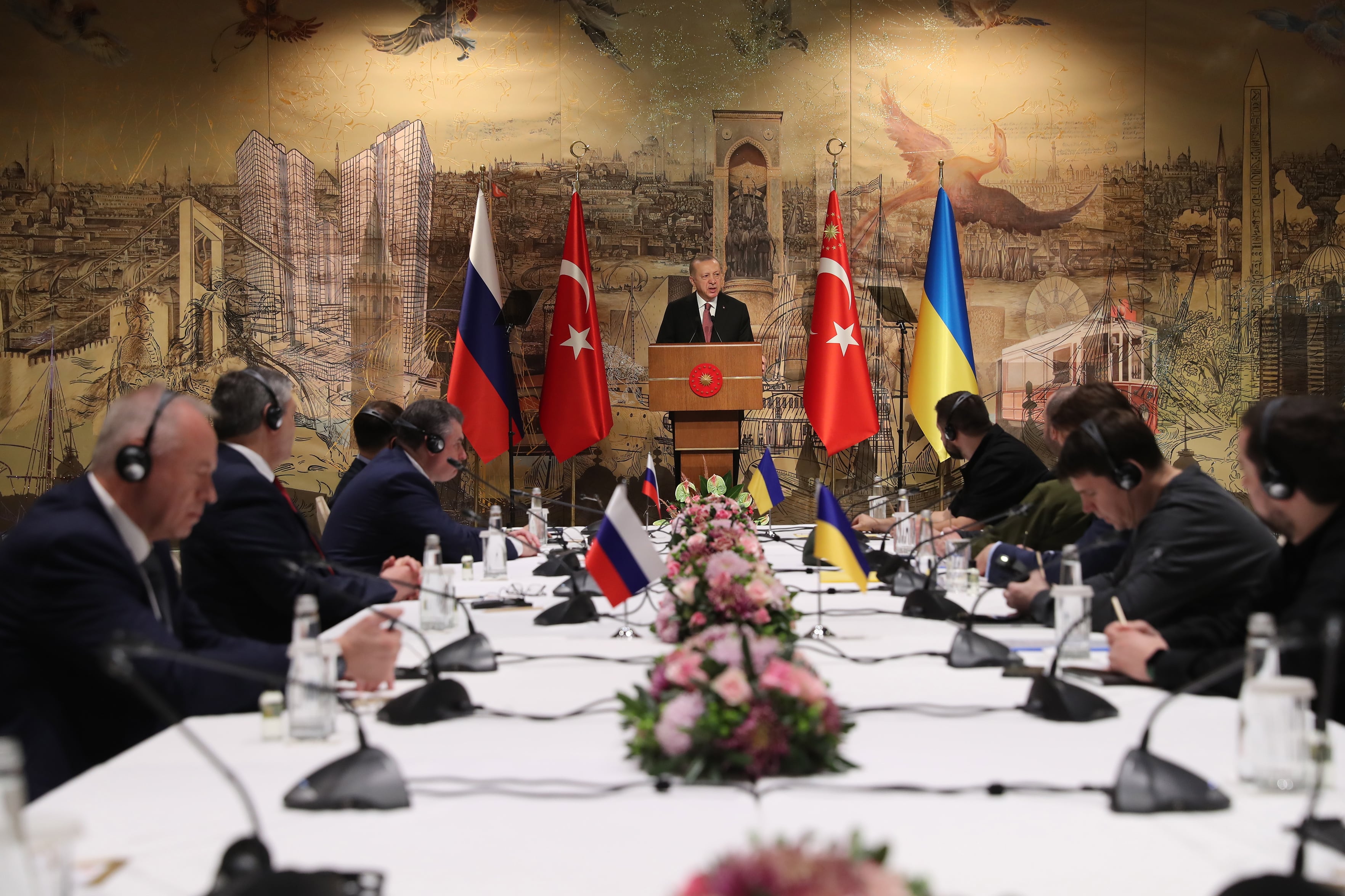 El presidente turco, Erdogan, junto a las delegaciones rusa y ucraniana en el Palacio de Dolmabahce (Estambul).