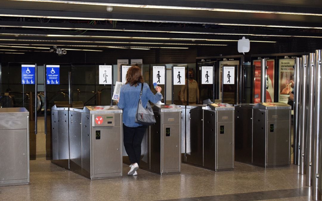 Validadoras a la entrada de una de las estaciones de metro en València. 