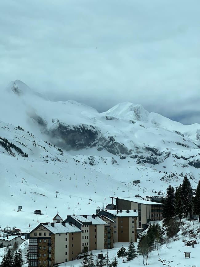 Candanchú este viernes a primera hora cuando ha empezado a levantar la niebla