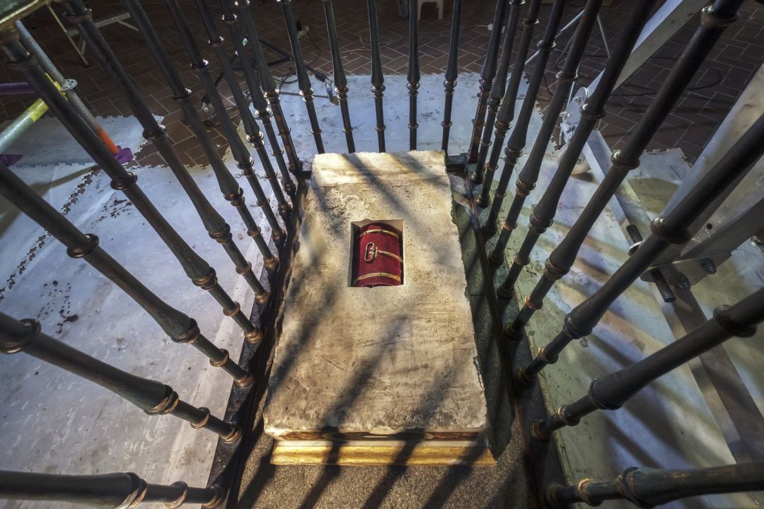 Cofre hallado en el sepulcro del Infante Don Pedro