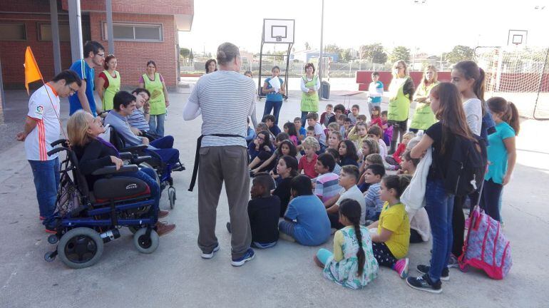 Condenados al Bordillo y alumnos del colegio Pou de la Muntanya de Dénia colaboran en el proyecto 'Som iguals, som diferents'.