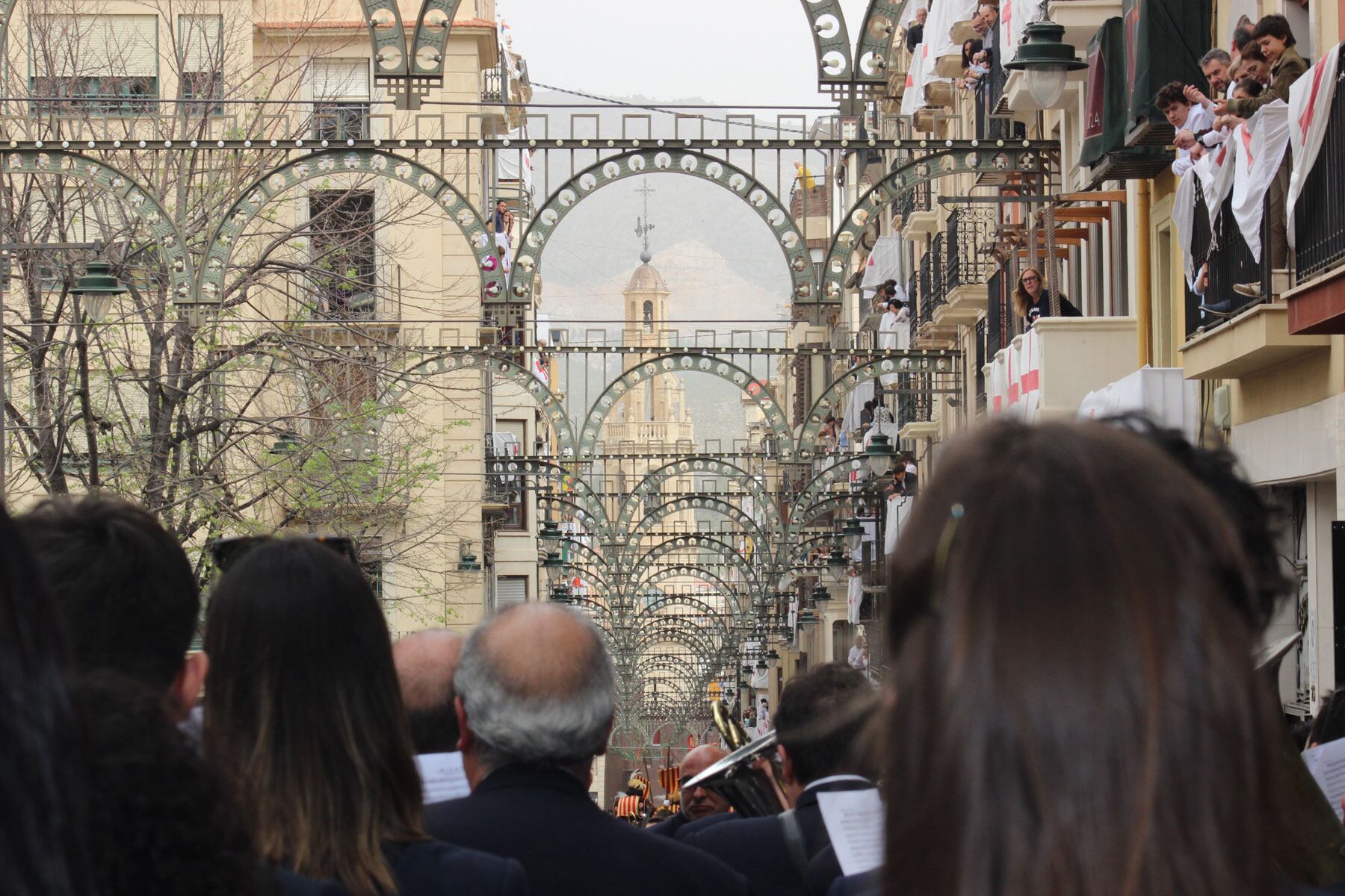 Imagen de la enramada festera por Sant Nicolás detrás de la banda de música