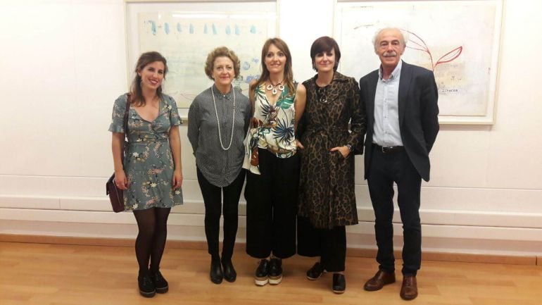 Elena Mateos, Magda Bellotti, Blanca Orozco, Irene Jiménez y Paco Soto durante la inauguración de la exposición "Lo que renace"