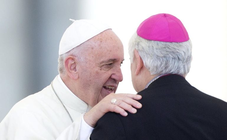 El papa Francisco saluda a un obispo tras celebrar la audiencia general de los miércoles en la Ciudad del Vaticano.