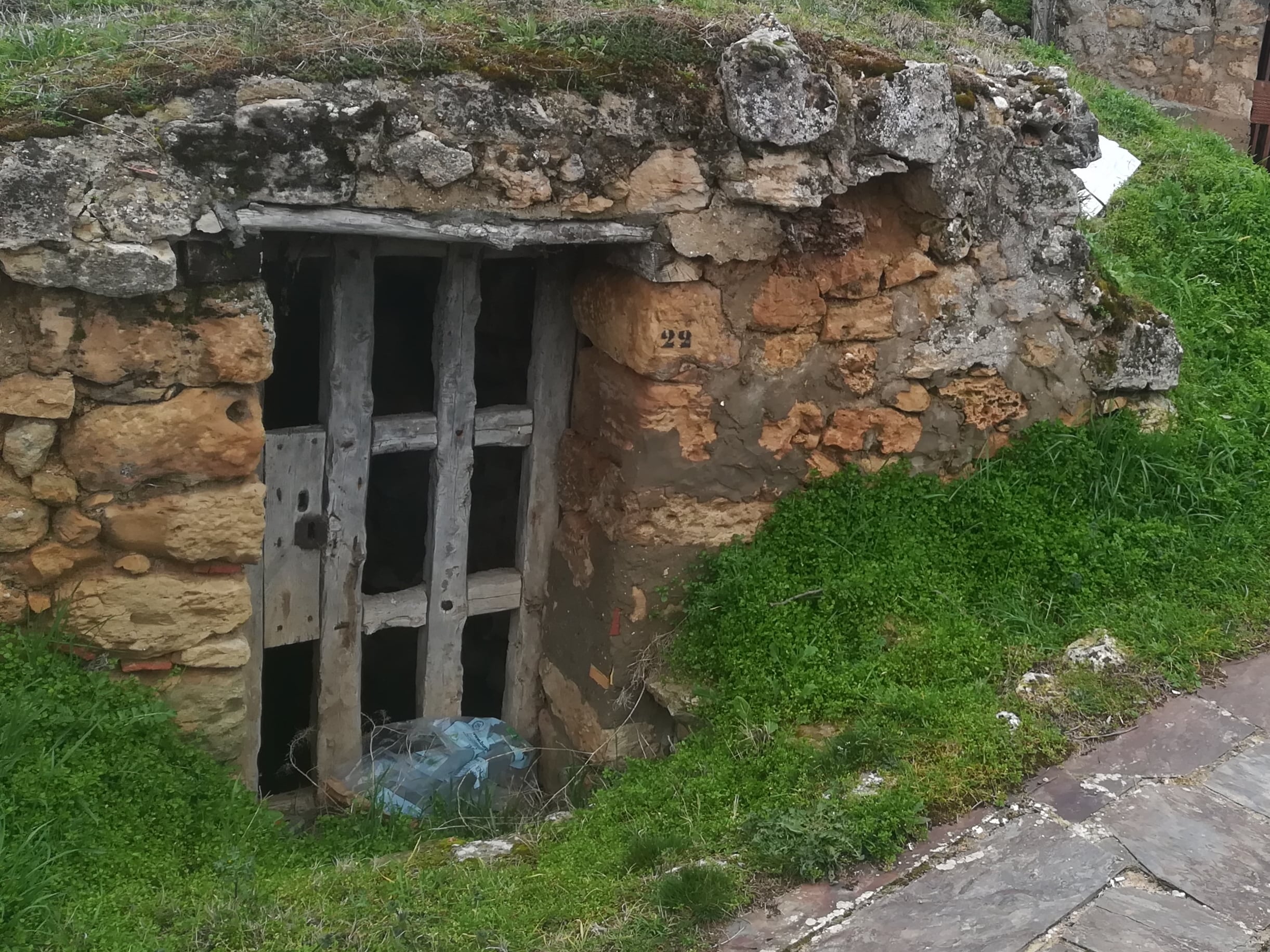 Imagen de archivo de la entrada a una bodega subterránea