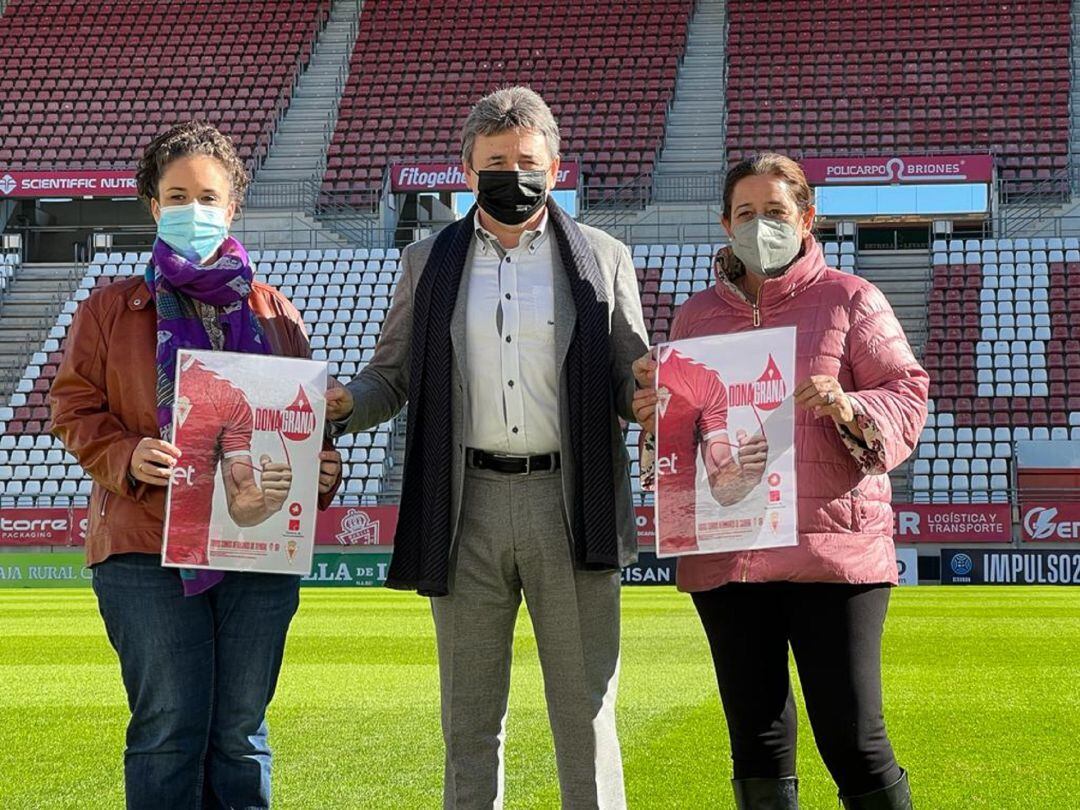 Maribel Cabezos, presidenta de la Fepemur, Agustín Ramos, presidente del Real Murcia, y Toñi Gómez, coordinadora del Centro Regional de Hemodonación