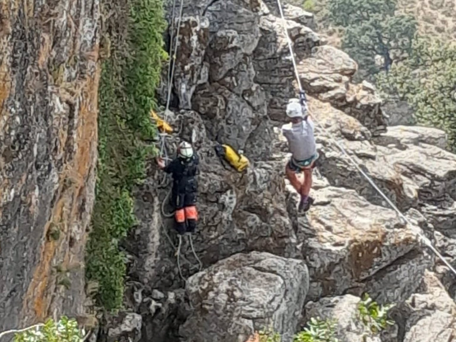 Rescate de dos personas en una tirolina en el término municipal de Gaucín