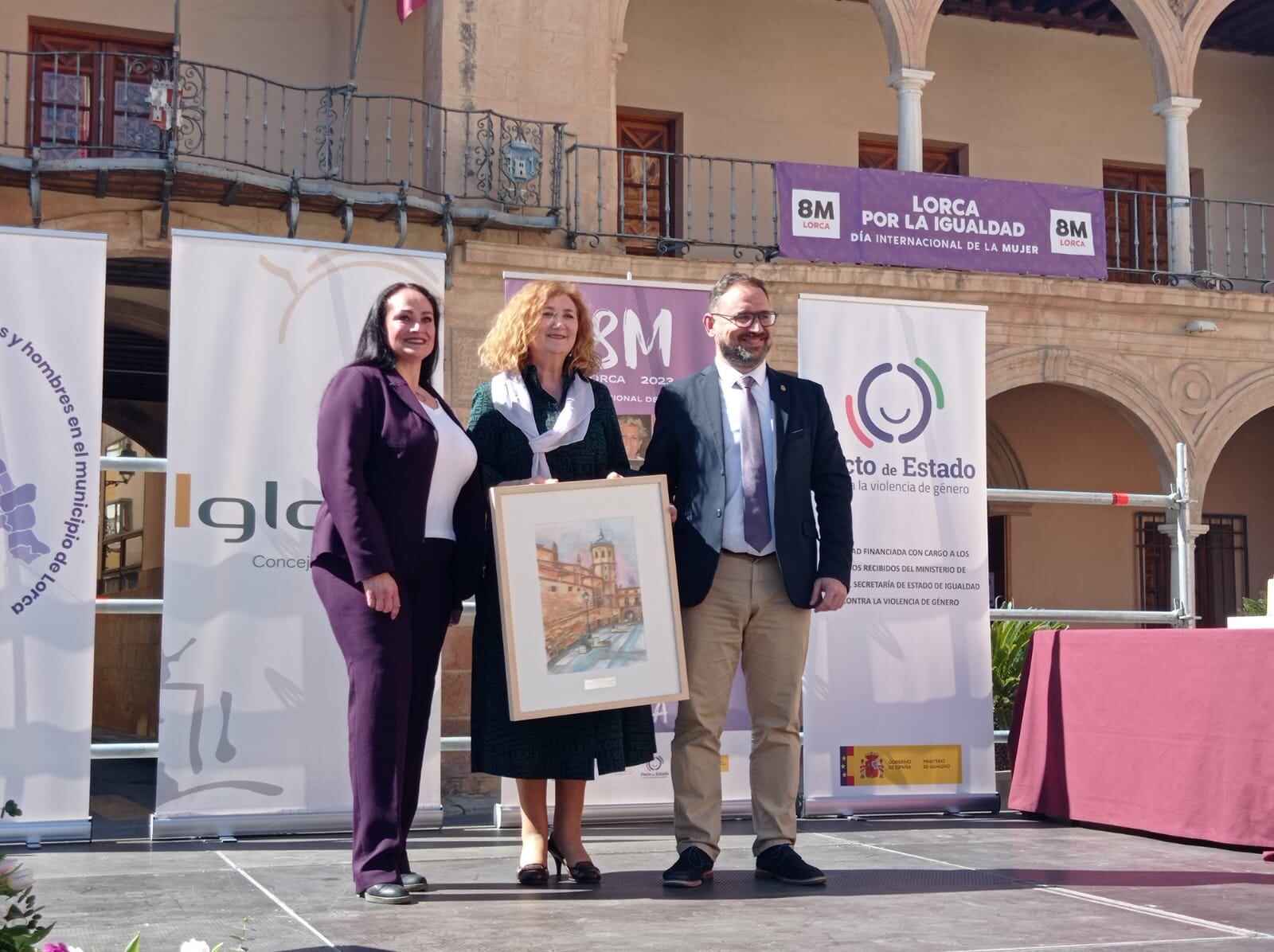 Ana Barranco, directora del IES Ibáñez Martín junto a  Antonia Pérez, concejala de Igualdad y Diego José Mateos, alcalde de Lorca