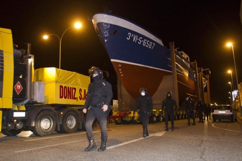 Con unos 60 agentes antidisturbios de la Policía Local y la Nacional, más otros efectivos de apoyo, se completó el traslado del barco Bernardo Alfageme desde el puerto de Vigo.