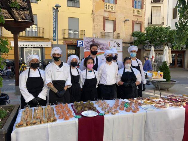 Los alumnos del ciclo de hosteleria del IES Castillo de la Yedra se encargaron de la degustación de productos autóctonos