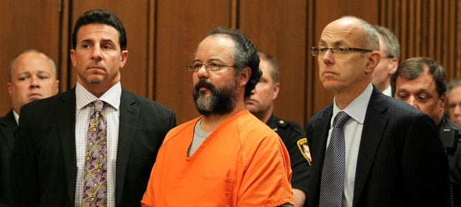 Ariel Castro escucha la condena leída por el juez Michael J. Russo en la sala del tribunal en Cleveland