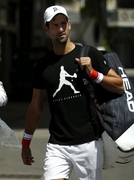 Djokovic caminando por el club de Roland Garros junto a su entrenador