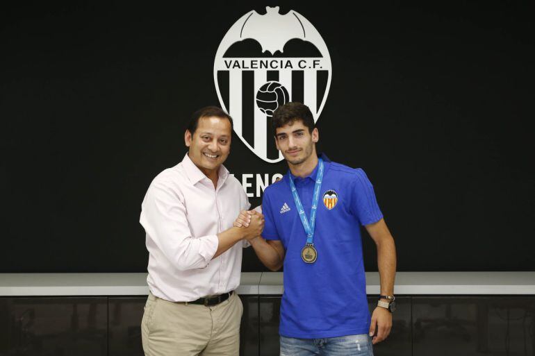 Pascu, junto a Anil Murthy, en la firma de su nuevo contrato