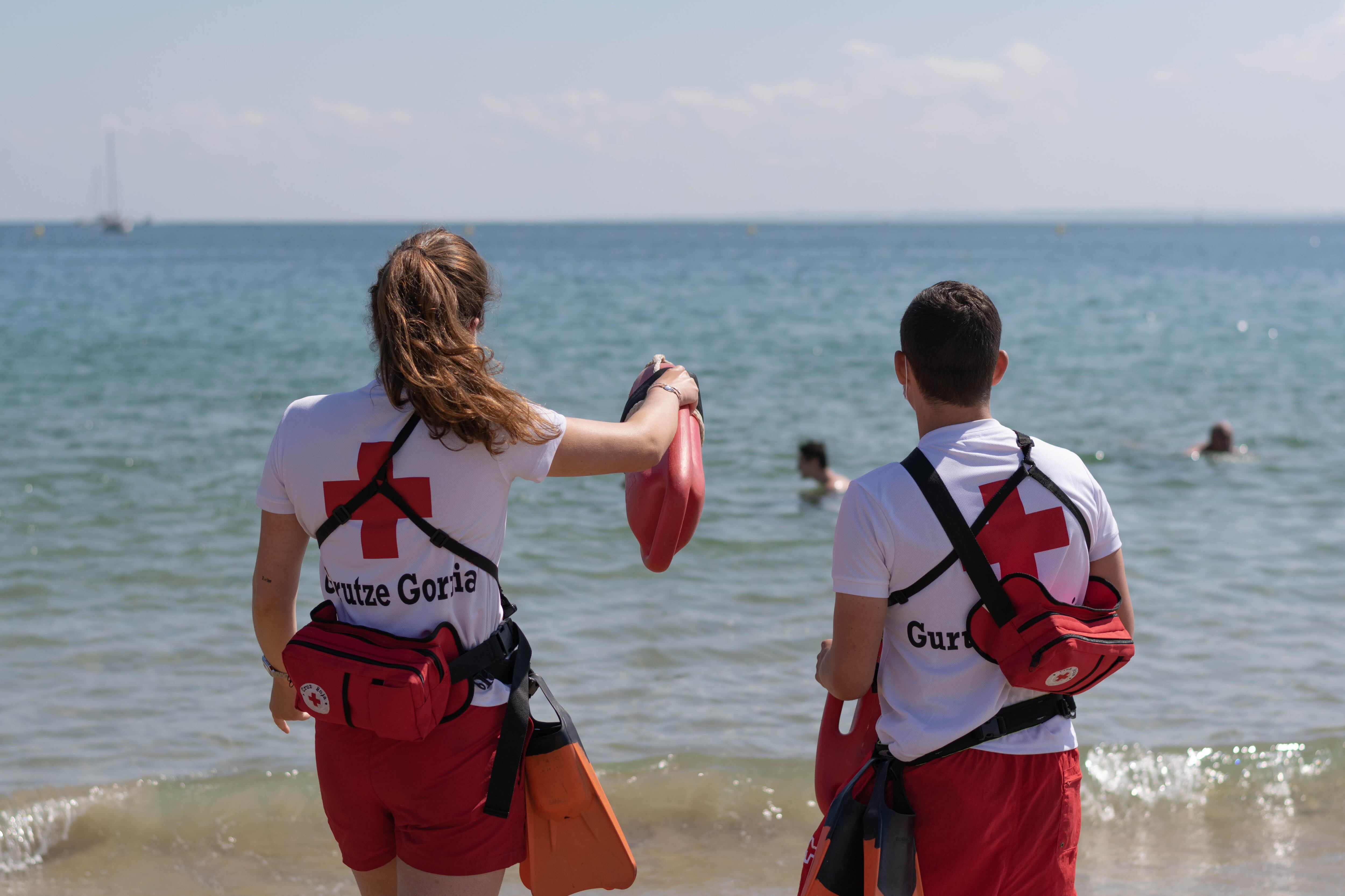 Socorristas de la Cruz Roja velarán por la seguridad del baño en la playa de Hondarribia.